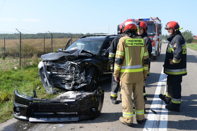 Do zdarzenia doszło w środę około godz. 13 w Żurawica pod Przemyślem. Na prostym odcinku drogi kierowca volkswagena golfa czołowo zderzył się z jadącą z naprzeciwka kierującą subaru. Pogotowie ratunkowe przetransportowało do szpitala pasażerkę subaru.Kierujący samochodami byli trzeźwi. Policjanci ustalają dokładne okoliczności zdarzenia.Aktualizacja, czwartek- Kierujący volkswagenem golfem, 42-letni mieszkaniec pow. przemyskiego, jadąc w kierunku miejscowości Orzechowce, nie dostosował prędkości do warunków drogowych i zjechał na przeciwległą stronę, gdzie zderzył się z subaru, za którego kierownicą siedziała 53-letnia mieszkanka pow. jarosławskiego - powiedziała podkom. Marta Fac z KMP w Przemyślu.Uczestnicy zdarzenia byli trzeźwi. 42-latek został ukarany mandatem karnym.Zobacz też: Czołowe zderzenie VW polo z miejskim autobusem w Przemyślu