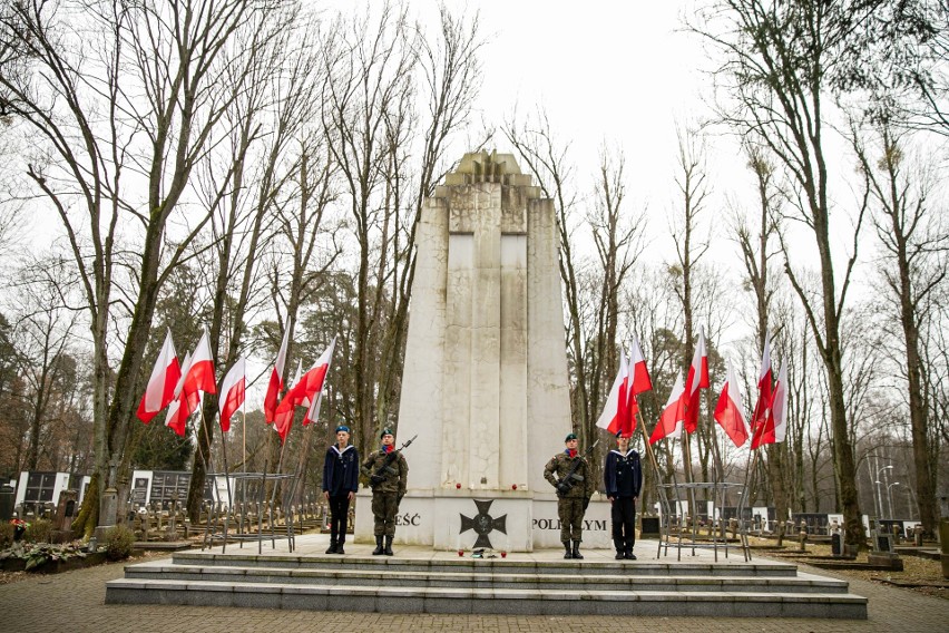 Złożenie kwiatów na cmentarzu wojskowym w Białymstoku