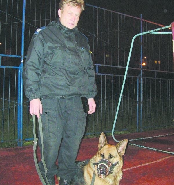 Z takim partnerem nie strach wyjść po zmroku. Sierż. sztab. Dariusz Kondracki i jego pies Dragon wspólnie patrolują ulice.