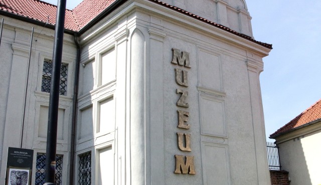 Litery na gmachu muzeum w Grudziądzu zamontowała ekipa Miejskich Wodociągów i Oczyszczalni.