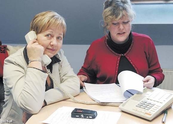 Walentyna Arszyło (z lewej) oraz Renata Stypa przez dwie godziny dyżurowały w redakcji przy telefonie.