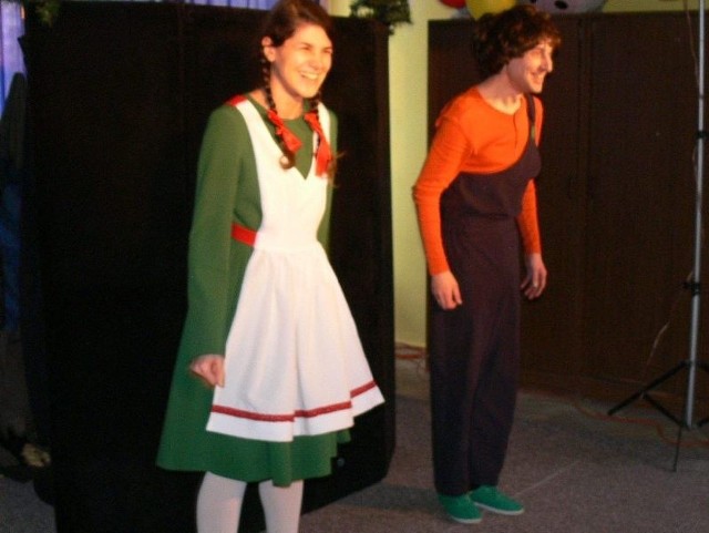 Aktorzy z opolskiego Teatru Eko przypominają tarnobrzeskim przedszkolakom bajkę o "Jasiu i Małgosi&#8221;, a następnie przeprowadzają z nimi ekologiczną pogadankę
