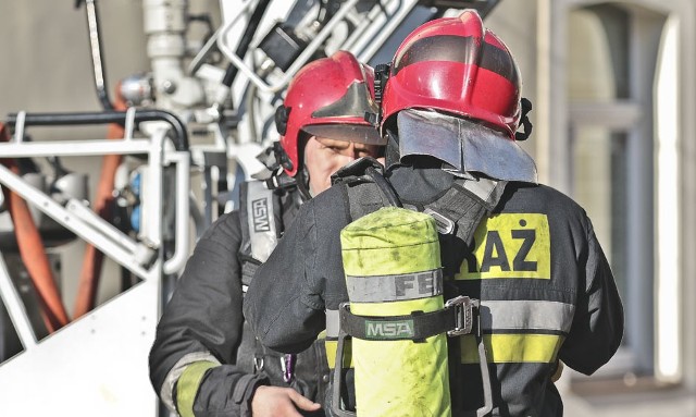 Do zdarzenia doszło w nocy z soboty na niedzielę (22 na 23 października) na ogródkach działkowych w Zielonej Górze Przylepie. Strażacy pojechali do pożaru na ogródki działkowe. Na miejscu zastali pijanych kobietę i mężczyznę oraz maleńkie dziecko. Między innymi z tego względu natychmiast została wezwana policja.