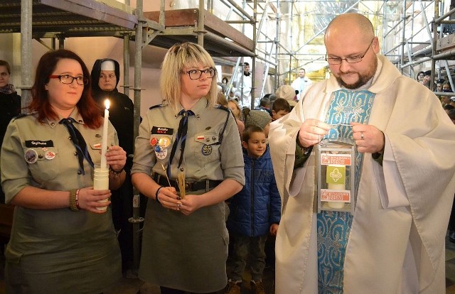 Przekazanie Betlejemskiego Światła Pokoju włoszczowskiej parafii.