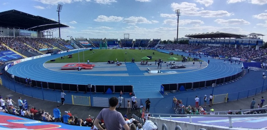 Na dwie godziny przed końcem zawodów lekkoatletycznych bramy...