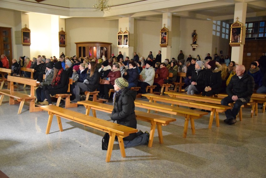 Msza w intencji ofiar wybuchu gazu przy ul. Leszczynowej w Szczyrku. Wierni modlili się w ciszy i skupieniu ZDJĘCIA