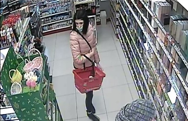 Policja publikuje wizerunek kobiety, która ukradła perfumy z drogerii w Rybniku.