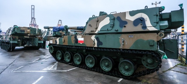 W 2022 roku reprezentująca polski Skarb Państwa Agencja Uzbrojenia zawarła z koreańskimi firmami wielkie kontrakty na zakup czołgów i armatohaubic. Pierwsze są już w Polsce