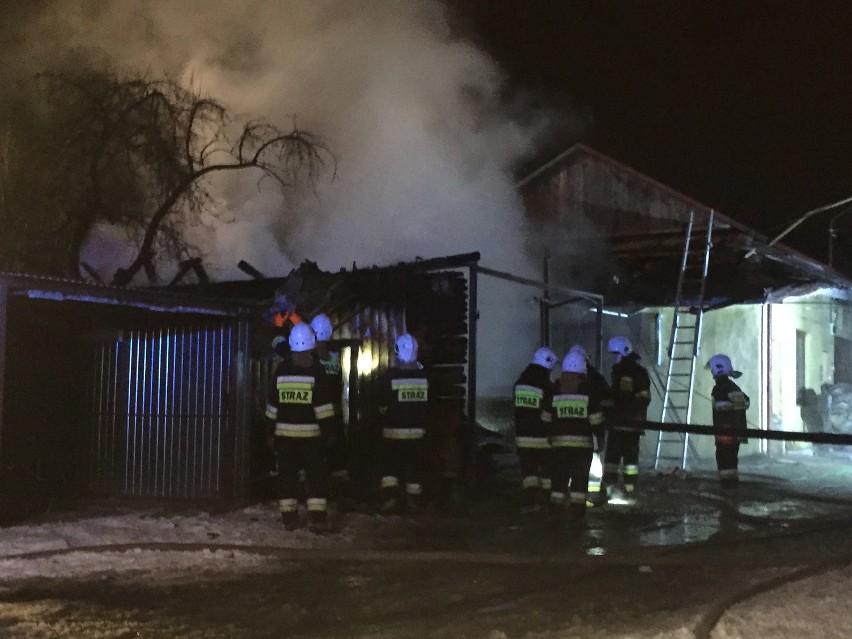 Nocny ogień przy Jamnickiej. Z żywiołem walczyło 8 straży pożarnych [ZDJĘCIA]