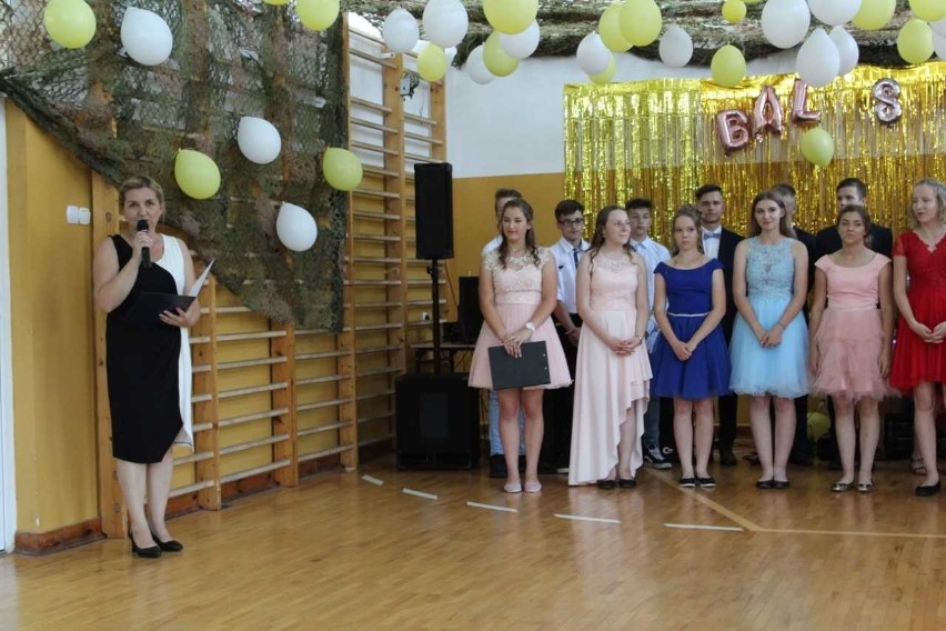 Bal ósmoklasistów z Adamowa. Piękny bal, polonez i niezwykły tort