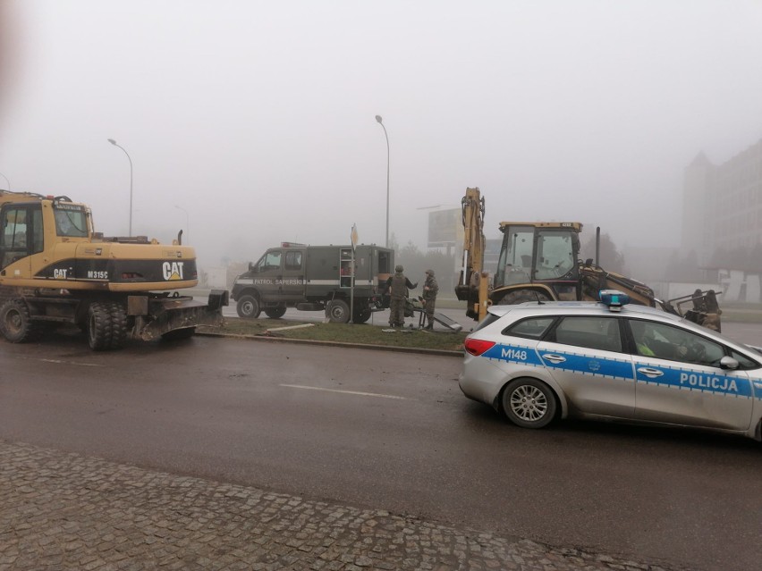 Białystok. Niewybuch na Nowym Mieście. Podczas prac drogowych przy ul. Żeromskiego natrafiono na pocisk artyleryjski [ZDJĘCIA]