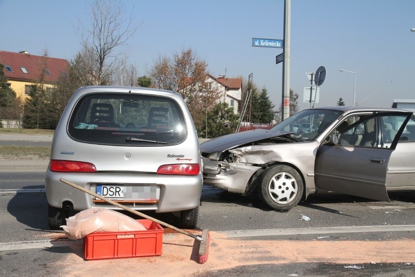 Wrocław: Wypadek na Maślicach. Dwie kobiety zostały ranne (ZDJĘCIA)