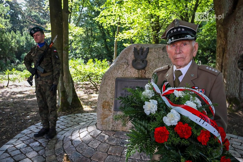 Szczecińskie obchody 81. rocznicy wybuchu II wojny światowej. Władze złożyły kwiaty na grobach bohaterów Kampanii Wrześniowej