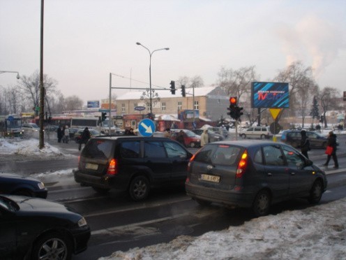 Ruch na skrzyżowaniu ulic Piłsudskiego i Sienkiewicza przypomina ten z wielkich aglomeracji, jak Wrocław czy Katowice