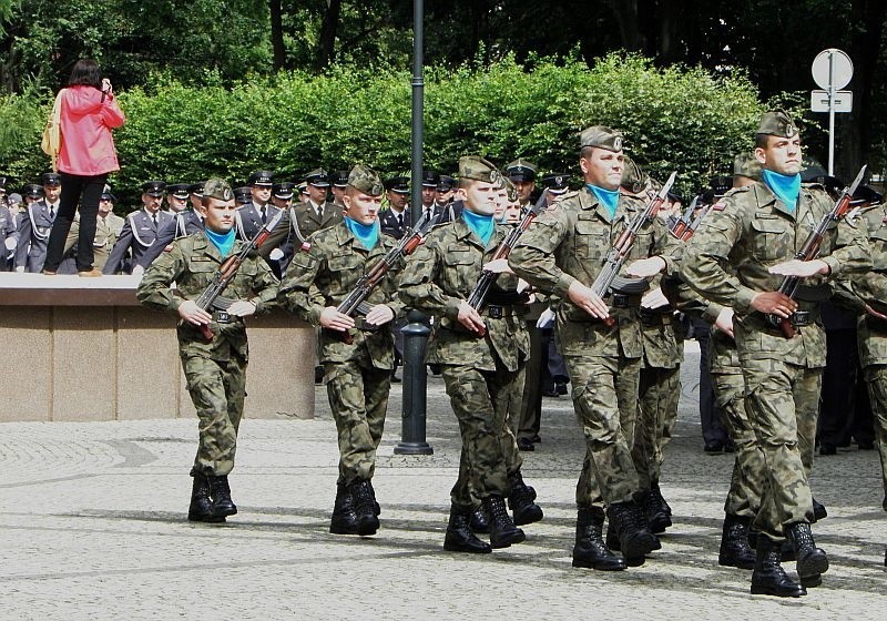 Inowrocławscy żołnierze w trakcie defilady