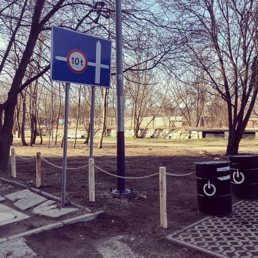 Kraków. Park Stacja Wisła osłupkowany, auta już nie wjadą na trawę  