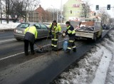 Łatają drogi na zimno 