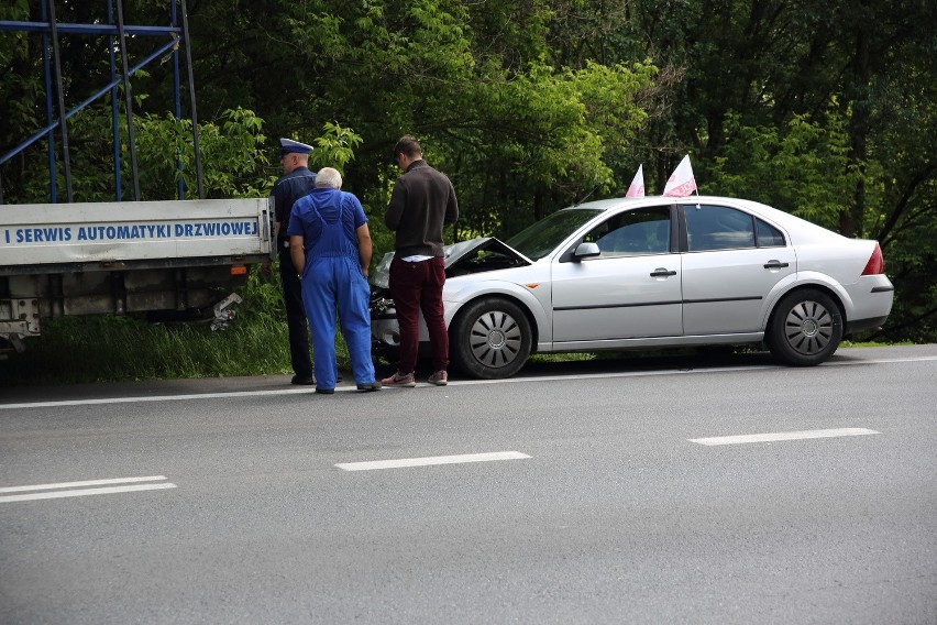 Auto, na które najechał kierowca forda, to fiat z...