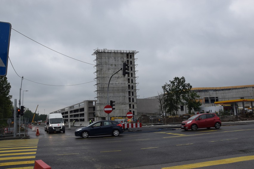 Robota na budowie Galerii Libero wre. Wieża górująca nad...