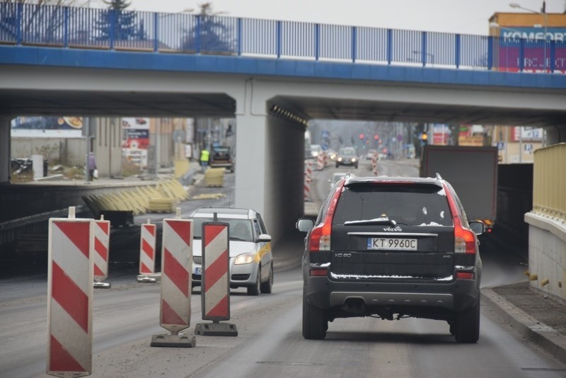 Na ul. Krakowskiej na ostatnią warstwę asfaltu czeka jezdnia...