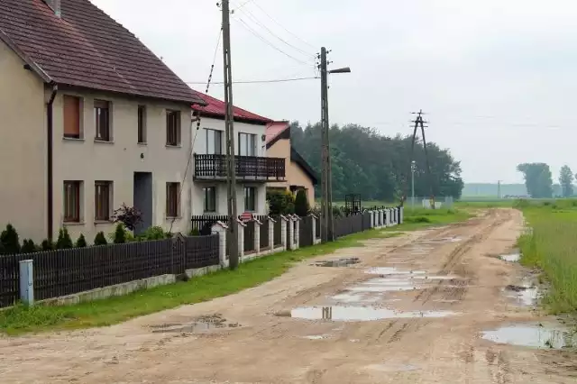 Mieszkańcy ulicy Polnej poczekają na asfalt do przyszłego roku.