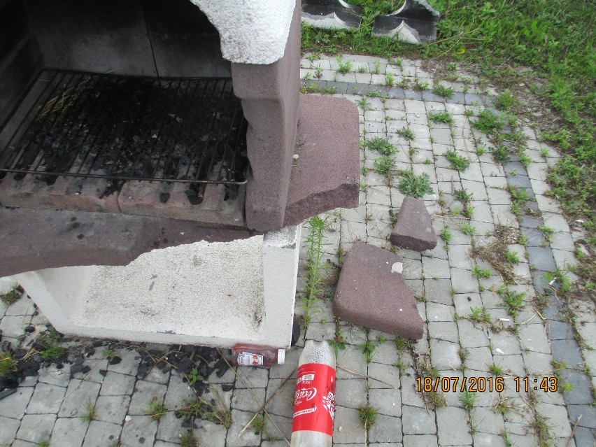 Zdjęcia obrazują zniszczoną podstawę betonowego grilla...