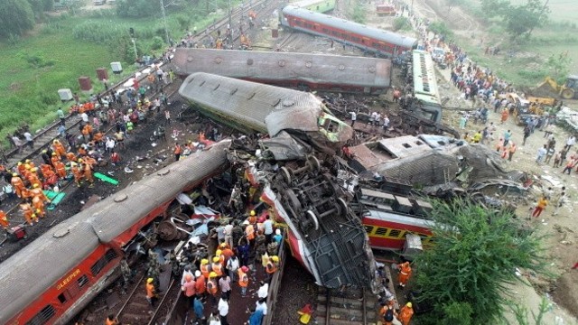 Stan ciał ofiar katastrofy kolejowej w Indiach utrudnia ich identyfikację