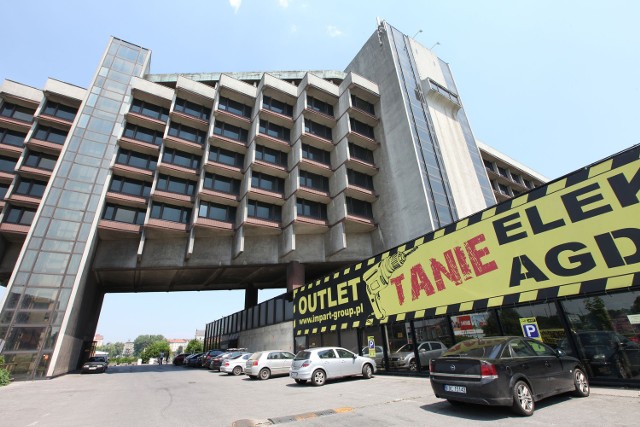 Pomieszczenia hotelu Forum są wynajmowane m.in. na sklepy