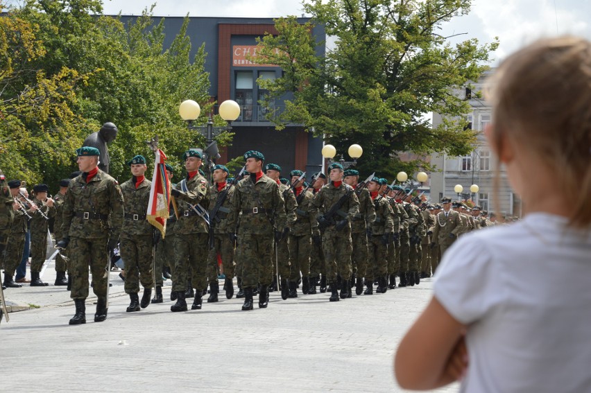 Jednym z punktów święta pułku była defilada wojskowa ulicami...