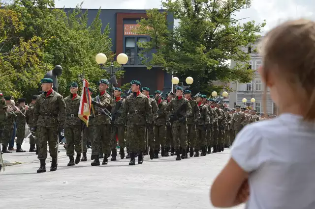 Jednym z punktów święta pułku była defilada wojskowa ulicami Brzegu.