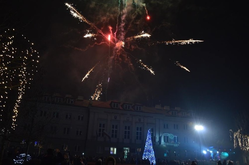 Fajerwerki rozświetliły o północy niebo nad białobrzeskim...