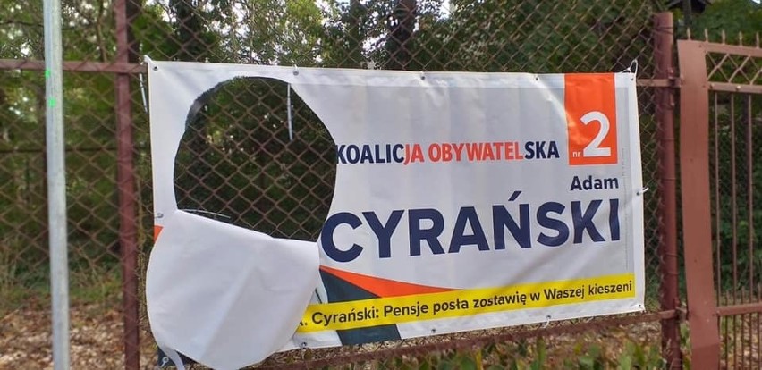 Zniszczono banery posła Adama Cyrańskiego, kandydata Koalicji Obywatelskiej do Sejmu. Sztab wyznaczył nagrodę za znalezienie sprawcy