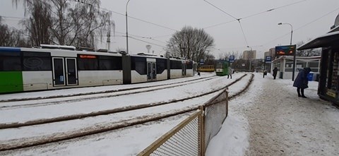 Atak zimy w Szczecinie i kłopoty z komunikacją miejską. Ciężarówki utknęły na A6  