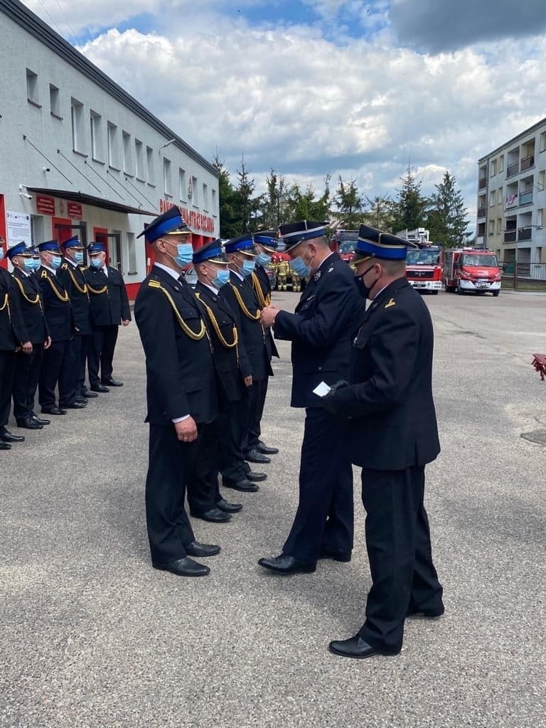 Dzień Strażaka w Makowie Mazowieckim obchodzono 21.05.2021 r. Wręczono odznaczenia oraz awanse zawodowe. Zdjęcia