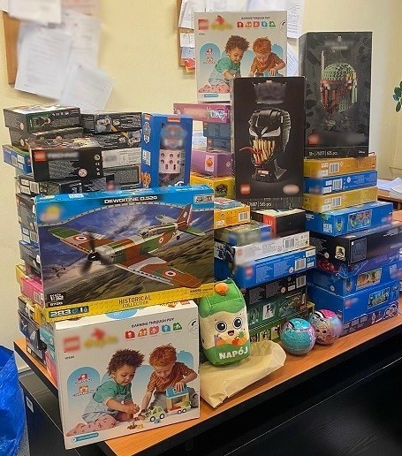 W piwnicy domu, wynajętego przez złodzieja w dzielnicy Łódź-Górna, stróże prawa znaleźli i zabezpieczyli ponad 150 zestawów klocków Lego oraz inne zabawki, jak lalki czy puzzle.
