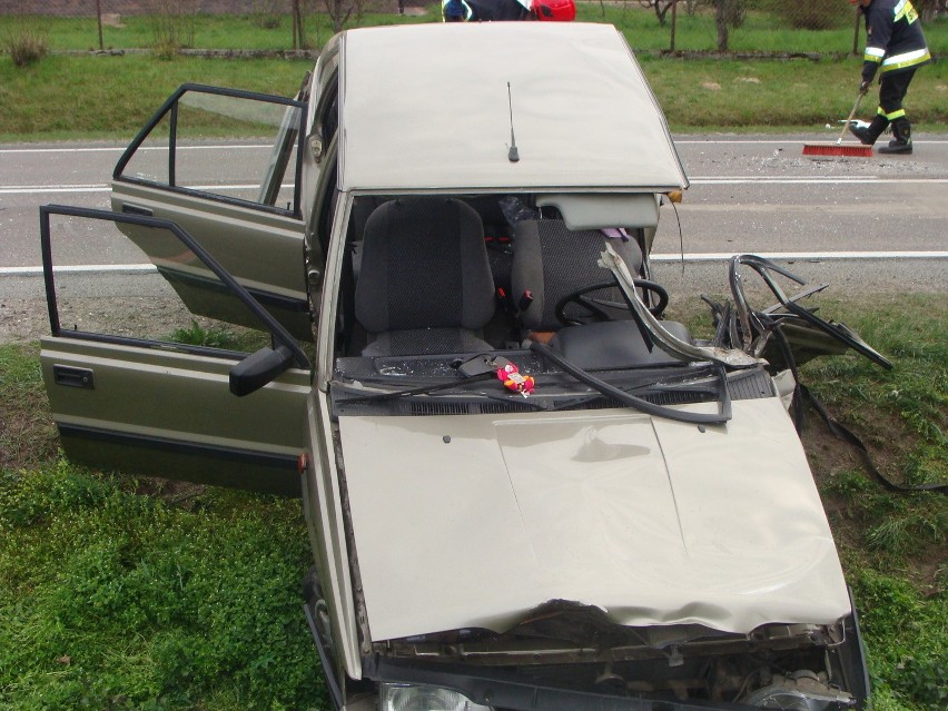 Gruszów Mały. Wypadek na DK 73. Wjechał polonezem w tira [ZDJĘCIA, WIDEO]