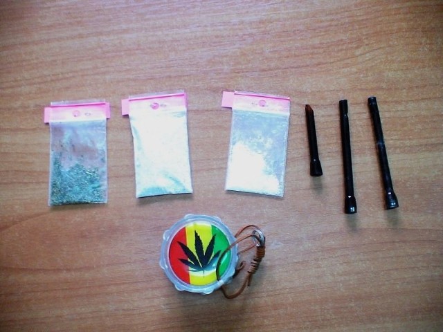 W jego mieszkaniu policjanci znaleźli ponad 6 gramów amfetaminy, 0,27 grama marihuany, lufki i młynek do rozdrabniania marihuany