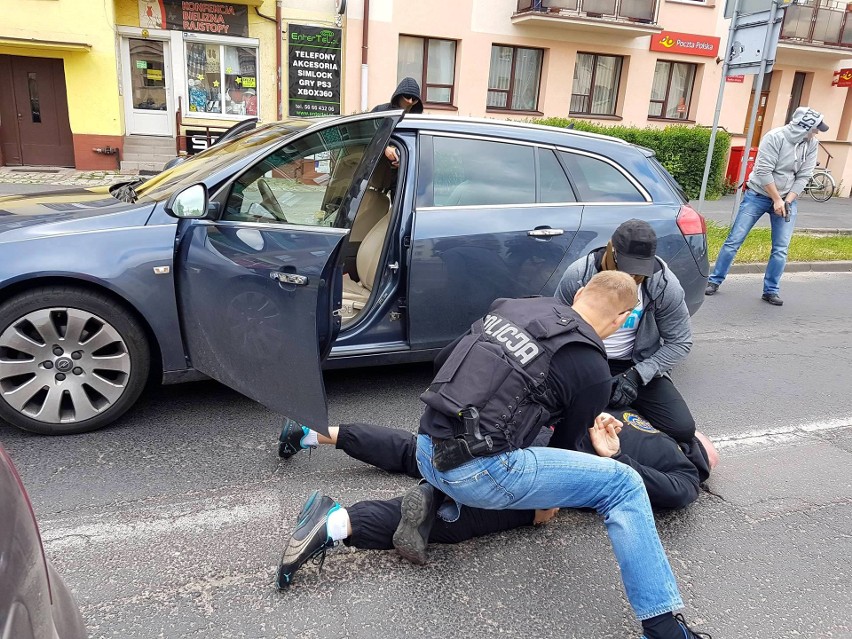 Pseudokibice z Torunia zatrzymani za nakłanianie do...