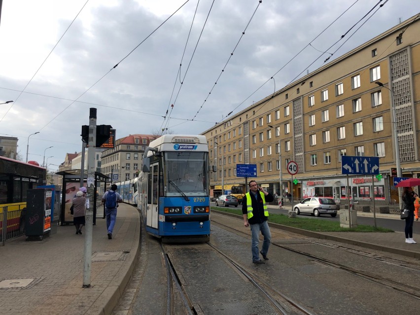 Zerwana trakcja na placu Legionów. Tramwaje utknęły na...