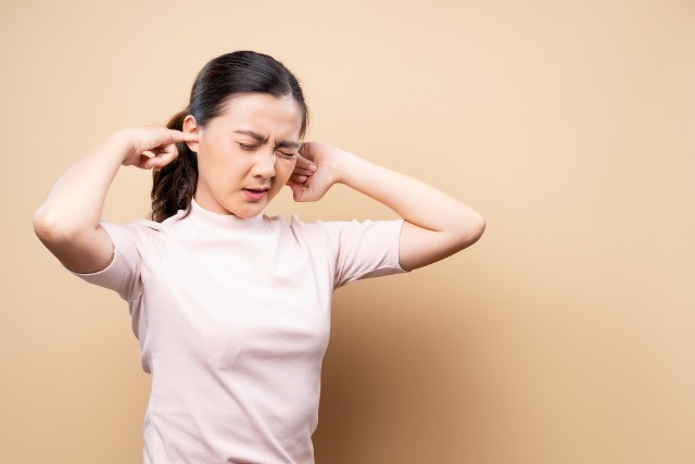 Chociaż swędzenie uszu wydaje się być niegroźne, to w niektórych przypadkach może wskazywać na poważną chorobę laryngologiczną.