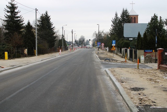 W niedzielę rusza remont kolejnego odcinka ul. Rokicińskiej, 1,7-kilometrowego, od ul. Gajcego do  Andrespola. Potrwa do listopada. W tym czasie możliwe tu będą tylko wjazdy docelowe. Zmienią się trasy autobusów linii 82B, 90A, 90C. Autobus „82B” z dworca Łódź Widzew, z ul. Zakładowej skręci w ulicę Gajcego i pojedzie Taborową, Kronikarską i dalej właściwą trasą. W drugim kierunku z ul. Rokicińskiej skręci w ul. Kronikarską, by pojechać Szania-wskiego i Gajcego do Zakładowej i dalej stałą trasą. Autobus linii 90A z Janowa z ul. Zakładowej pojedzie objazdem ulicami Gajcego, Taborową, Kościelną i Rokicińską do Wieńcowej, w drugą stronę z ul. Rokicińskiej pojedzie objazdem ulicami Kronikarską, Szaniawskiego i Gajcego do  Zakładowej, gdzie wróci na  stałą trasę. Autobus „90C” z Janowa do  Brzezin od ul. Zakładowej pojedzie ulicami: Gajcego, Taborową, Kościelną i Rokicińską do Andrespola, a w przeciwnym kierunku z ul. Rokicińskiej ruszy ulicami: Kronikarską, Szaniawskiego, Gajcego do Zakładowej. Zmieni się również trasa linii nocnej N5B. Skrzyżowanie z ul. Gajcego będzie przejezdne na wprost. Na zamkniętych odcinkach możliwe będą dojazdy docelowe w jednym kierunku. Na odcinku od Malowniczej do Gajcego ruch będzie jednokierunkowy w stronę Andrzejowa, a na odcinku od Gajcego do Wieńcowej pojedziemy w jedną stronę w kierunku centrum. Objazd zamkniętych odcinków poprowadzony będzie ulicami: Wieńcową, Feliksińską, Jędrzejowską i Tomaszowską do Dąbrowskiego lub al. Ofiar Terroryzmu 11 września i Józefiaka z powrotem do Zakładowej i trasy W-Z. Dla mieszkańców z poza Łodzi, gminy Brójce i dojeżdżających od południowego wschodu, zalecamy objazd autostradą A1. Z Kurowic drogą nr 714 do węzła autostradowego Łódź Górna (23) i zjazd na węźle Łódź Wschód (22) na ul. Rokicińską. Lokalnie można korzystać również z objazdu ul. Taborową i Kościelną w stronę Andrespola, oraz Kronikarską i Szaniawskiego w kierunku centrum miasta.Czytaj na kolejnych slajdach