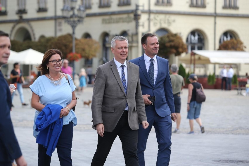 Wiceprzewodniczący PO Tomasz Siemoniak namawiał...