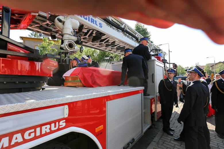 Białystok. Pożar na Dojlidach. Zginęło dwóch strażaków. Są pierwsze prokuratorskie zarzuty (zdjęcia)