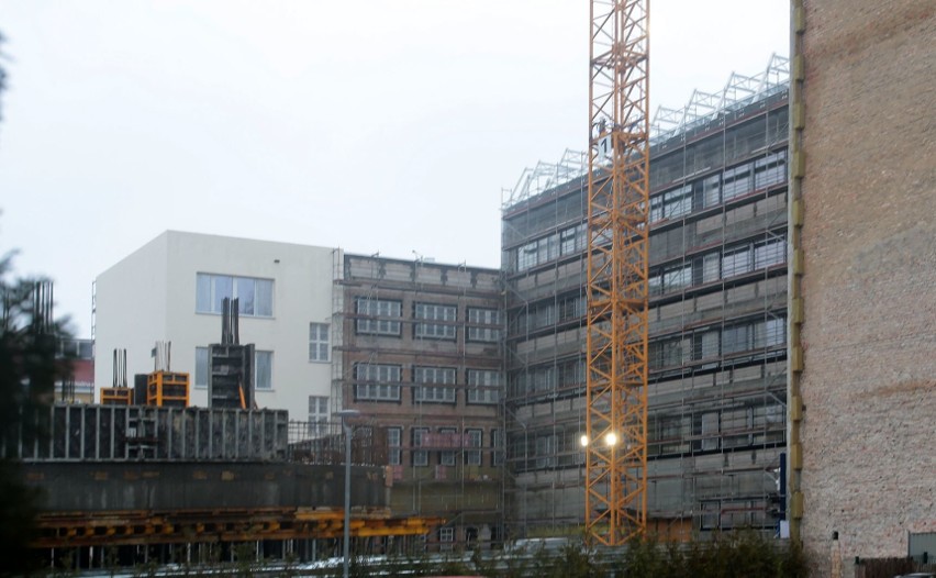 Gmach Urzędu Marszałkowskiego w Szczecinie coraz bardziej widoczny. Trwa budowa w centrum miasta. Zobacz ZDJĘCIA