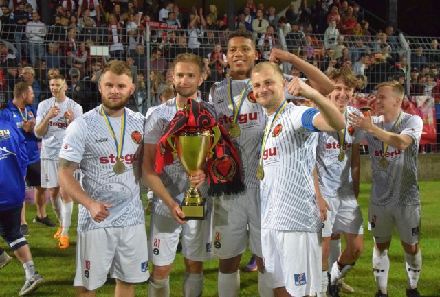 Piłkarze Startu Jełowa świętowali triumf w wojewódzkim Pucharze Polski w obecności setek swoich kibiców. Wcześniej zawsze mogli na nich liczyć, ale nigdy w aż takiej skali.