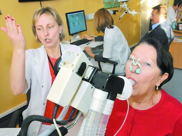 Spirometria pozwala wykryć nieprawidłowe funkcjonowanie płuc, np. obturację (zwężenie) dróg oddechowych, zanim jeszcze pojawią się poważniejsze dolegliwości