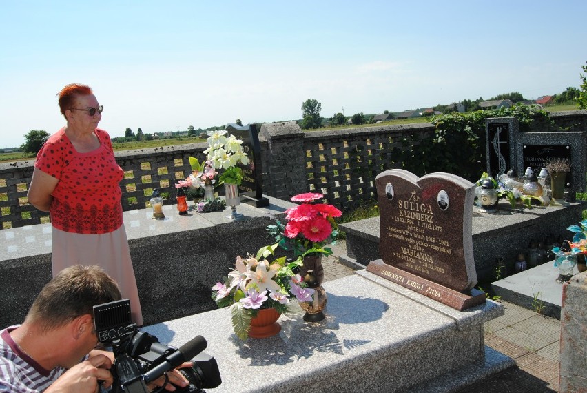Pani Stefania Suliga przy grobie swojego ojca - Kazimierza.