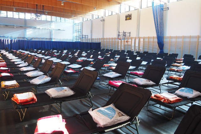 W sali gimnastycznej Szkoły Podstawowej nr 19 we Włocławku przygotowano 150 łóżek dla uchodźców z Ukrainy