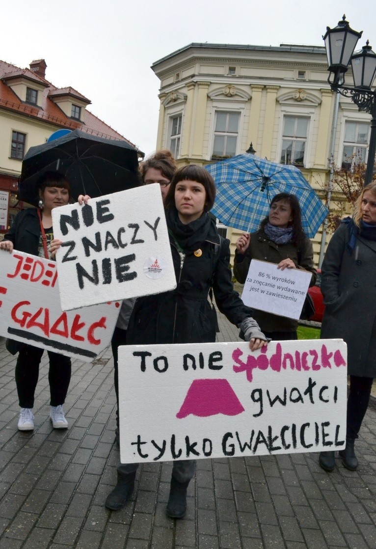 W środowe południe przed budynkiem Sądu Okręgowego w...