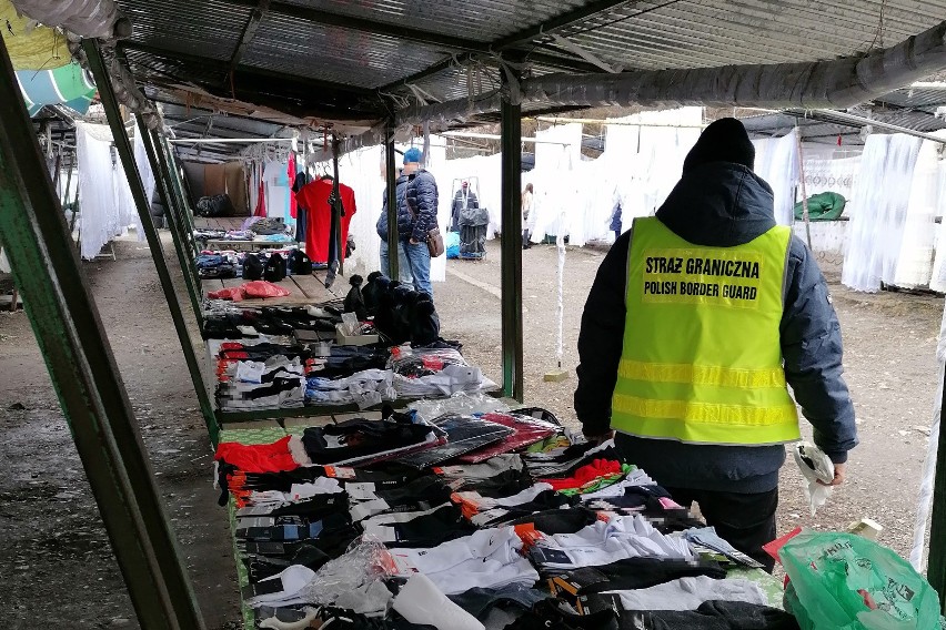 Podróbki znanych marek na bazarze w Przemyślu. W akcji strażnicy graniczni  i celnicy | Nowiny